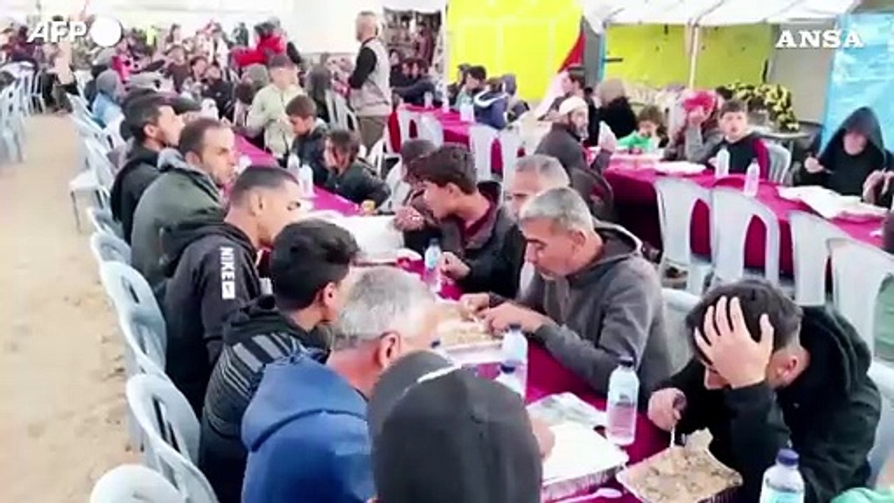 Ramadan a Gaza, gli sfollati spezzano il digiuno tra le tende