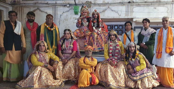 राधा संग गो​पियों से होली खेले कृष्णमुरारी, मदना के अंगना में भक्ति के रंग में नाचे नर-नारी