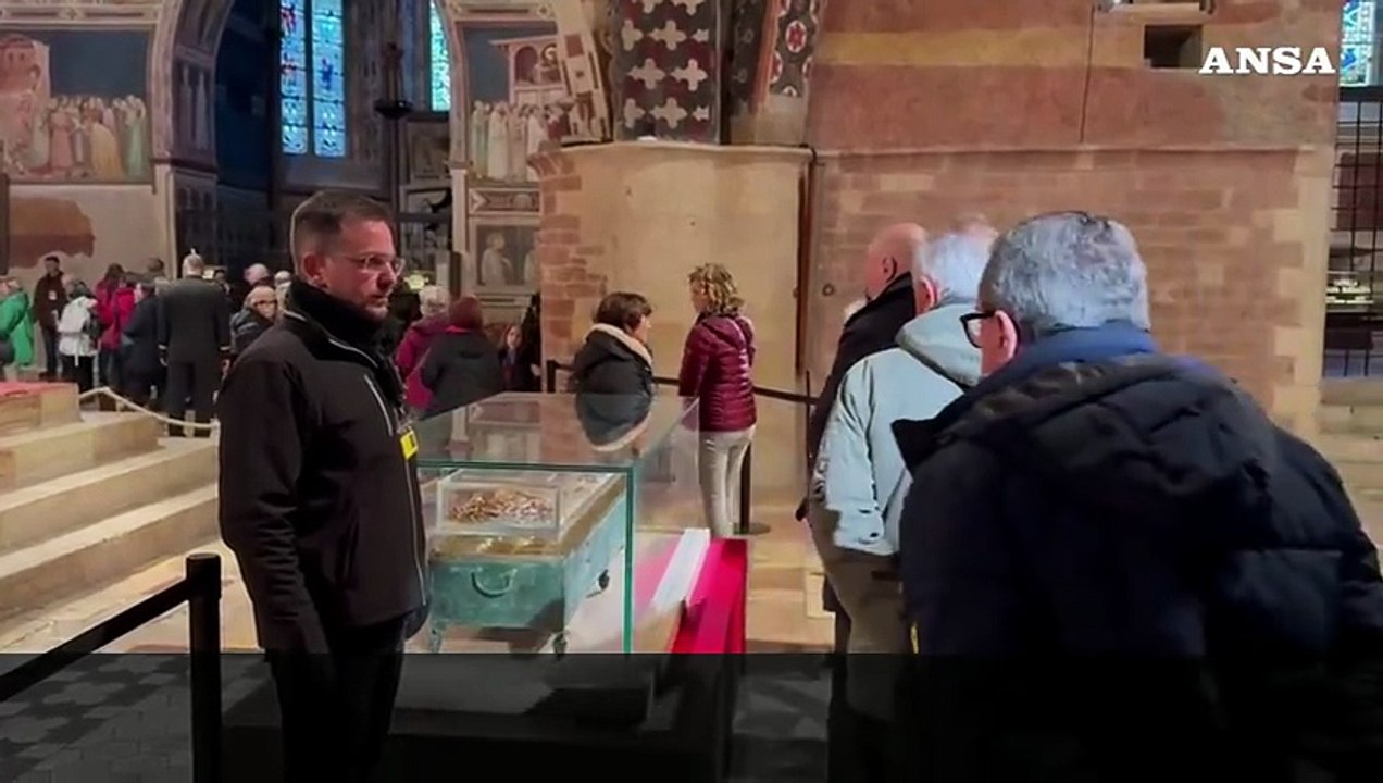 Assisi, dall'alba in coda per le spoglie di San Francesco
