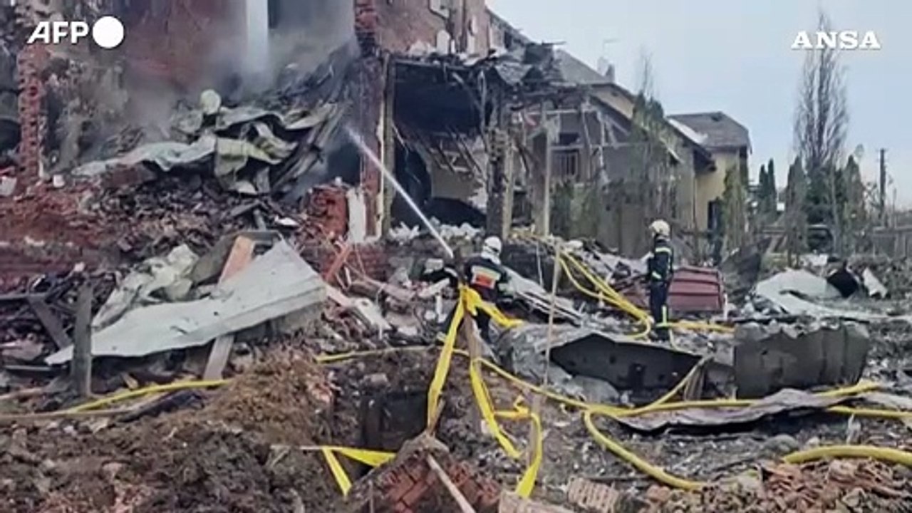 Ucraina, le macerie dopo un attacco russo nella regione di Kiev