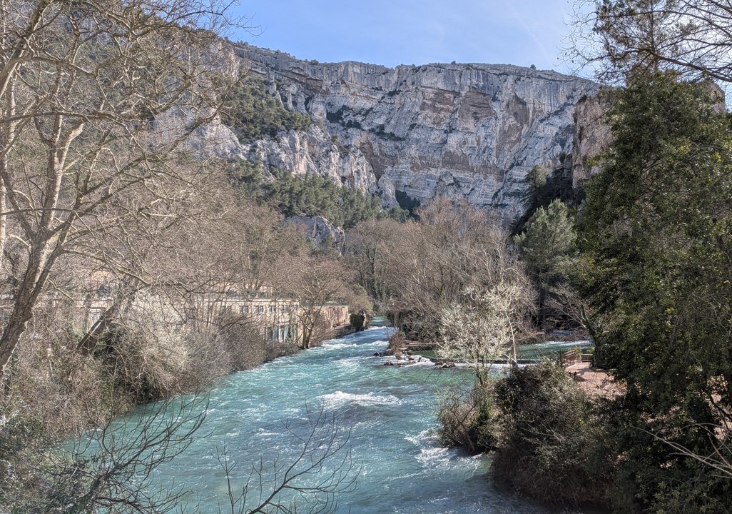 Le fort débit de l'eau de la source de Fontaine-de-Vaucluse attire les promeneurs