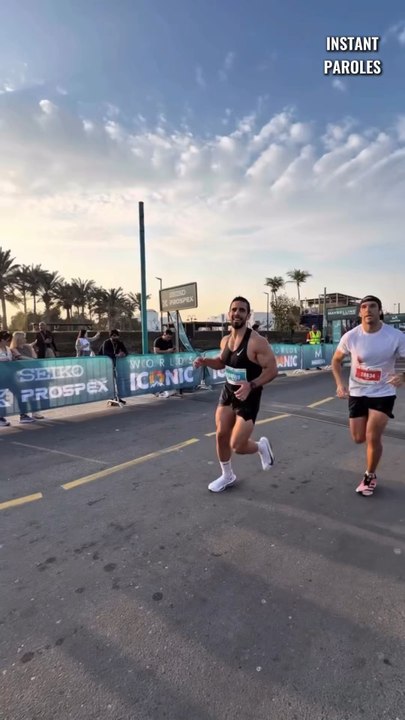 Ce coureur termine sa course en portant son enfant dans les bras