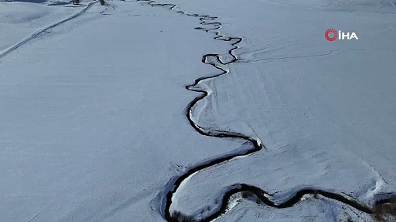 Snow-Covered Meanders Forms Scenic Views in Türkiye