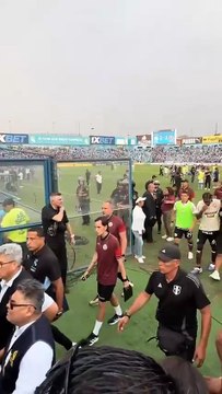 Jugadores de la U e hinchas de SC protagonizaron tenso cruce.