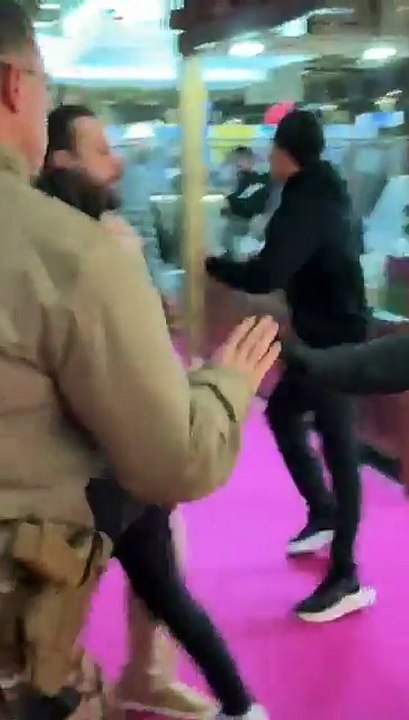 Salon de l'agriculture : Une rixe a éclaté, pour un motif inconnu sur un stand entre des exposants et des visiteurs - Un policier et un gendarme blessés - 15 personnes interpellées
