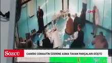 Camide cemaatin üzerine asma tavan parçaları düştü; olay anı kamerada
