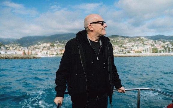 Lo straordinario 2026 di Max Pezzali inizia Live a Sanremo 2026 (ma in mare)