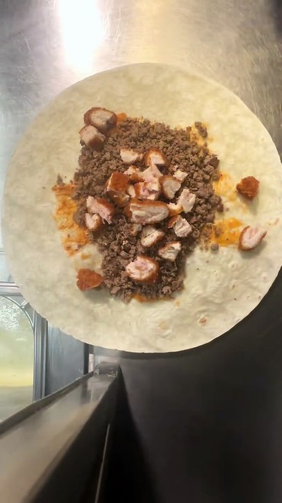 French Tacos Gratiné Reblochon & Lardons Viande Hachée & Cordon Bleu & Frites & Sauce Gruyère. #BR3 #Tacos #FrenchTacos #food #Foodie