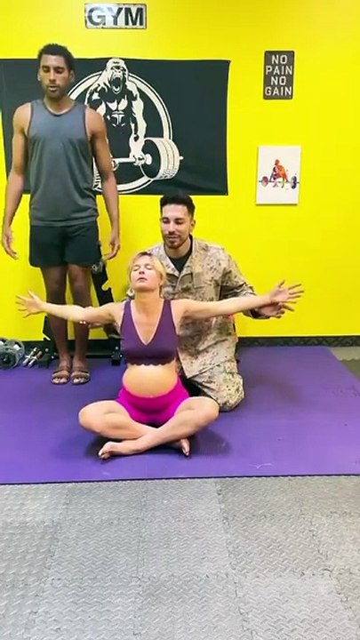 She was in her yoga session until she received the best surprise of all!🧘🏻‍♀️❤️