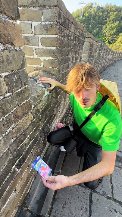 déchirer un booster Pokémon sur la Grande Muraille de Chine... Est-ce qu'il y a une carte rare ?