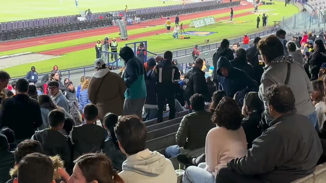 Aficionado sufre convulsión en CU y los paramédicos ya entren en acción
