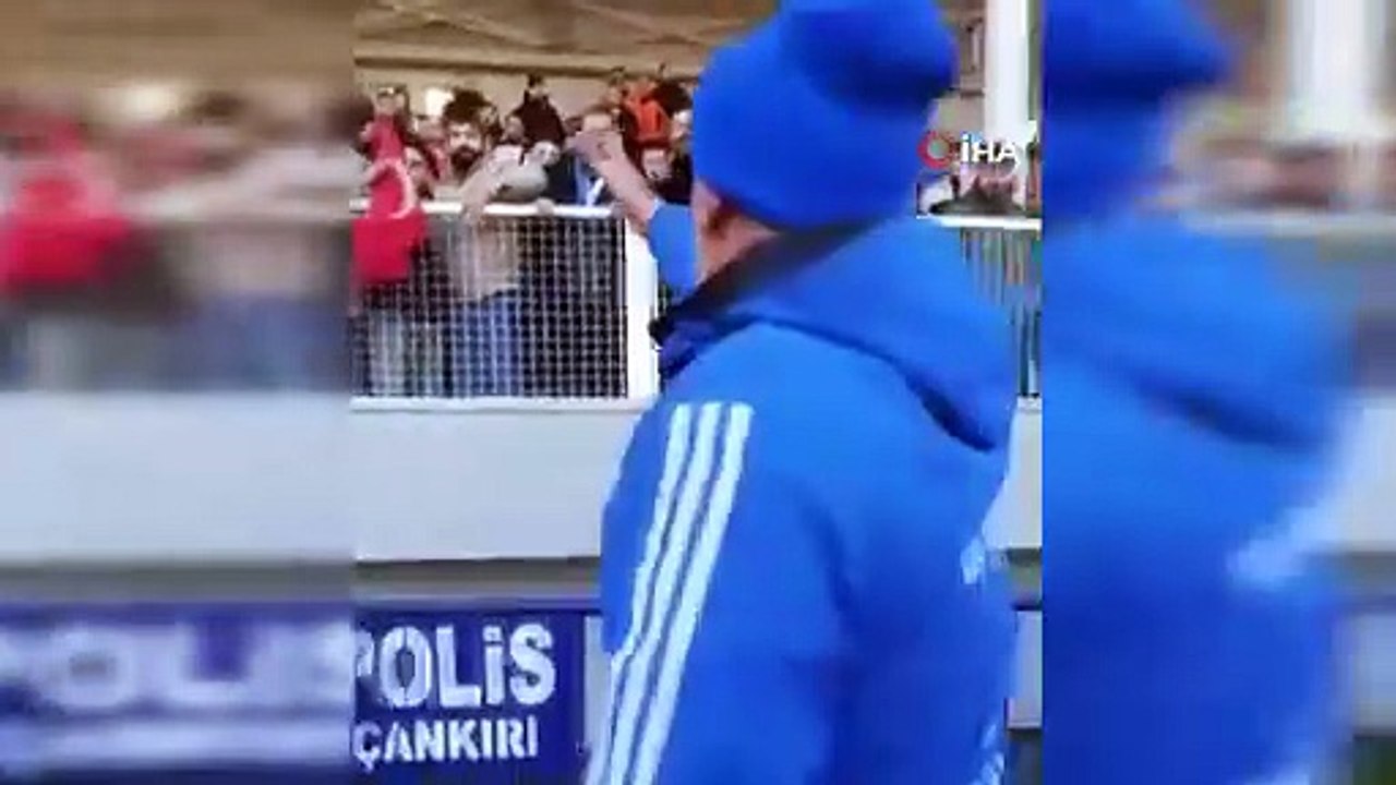 Tartışma sırasında yere düştü! Polis memurunun duygulandıran bayrak hassasiyeti