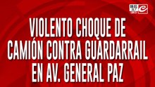 Violento choque de camión contra guardarrail en Av. General Paz