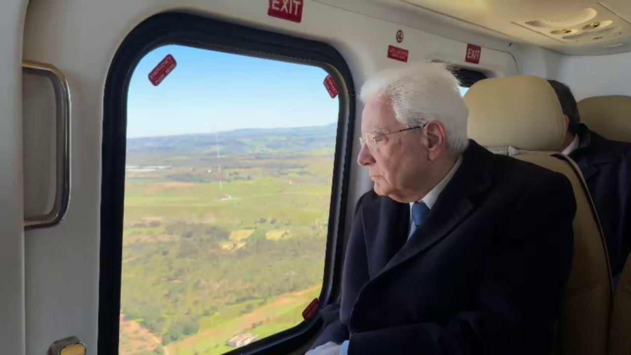 Mattarella in elicottero sorvola la frana a Niscemi: il video