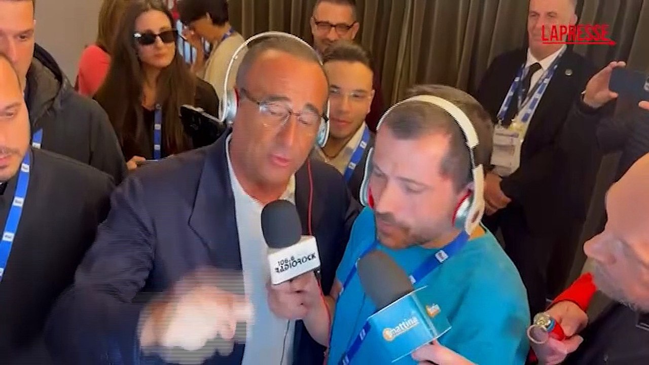 Sanremo 2026, Conti fa karaoke: "Dedicato a Meloni? A Mattarella e a tutti gli italiani"