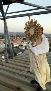 Sacerdote reza con el Santísimo Sacramento desde una azotea por la paz en México tras los disturbios por la muerte de ‘El Mencho’.