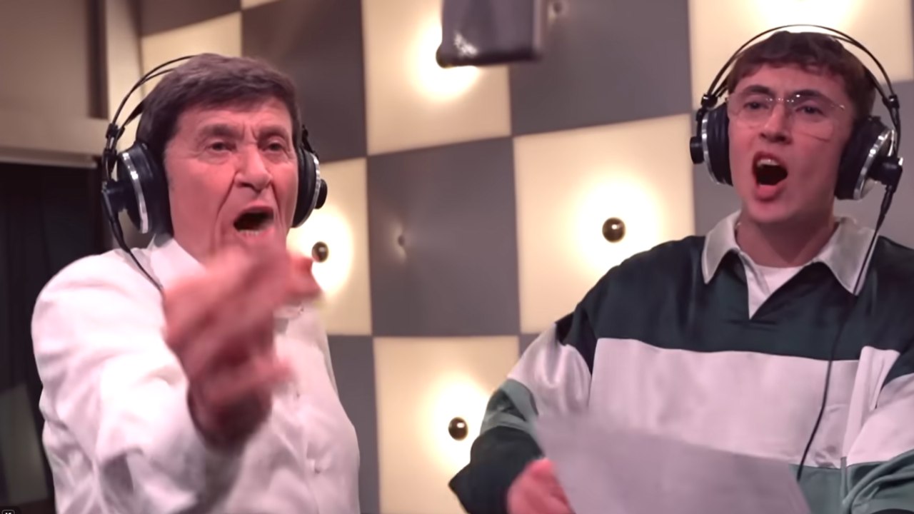 Pietro Tredici, il duetto con papà Gianni Morandi sulle note di «C'era un ragazzo che come me amava i Beatles e i Rolling Stones»