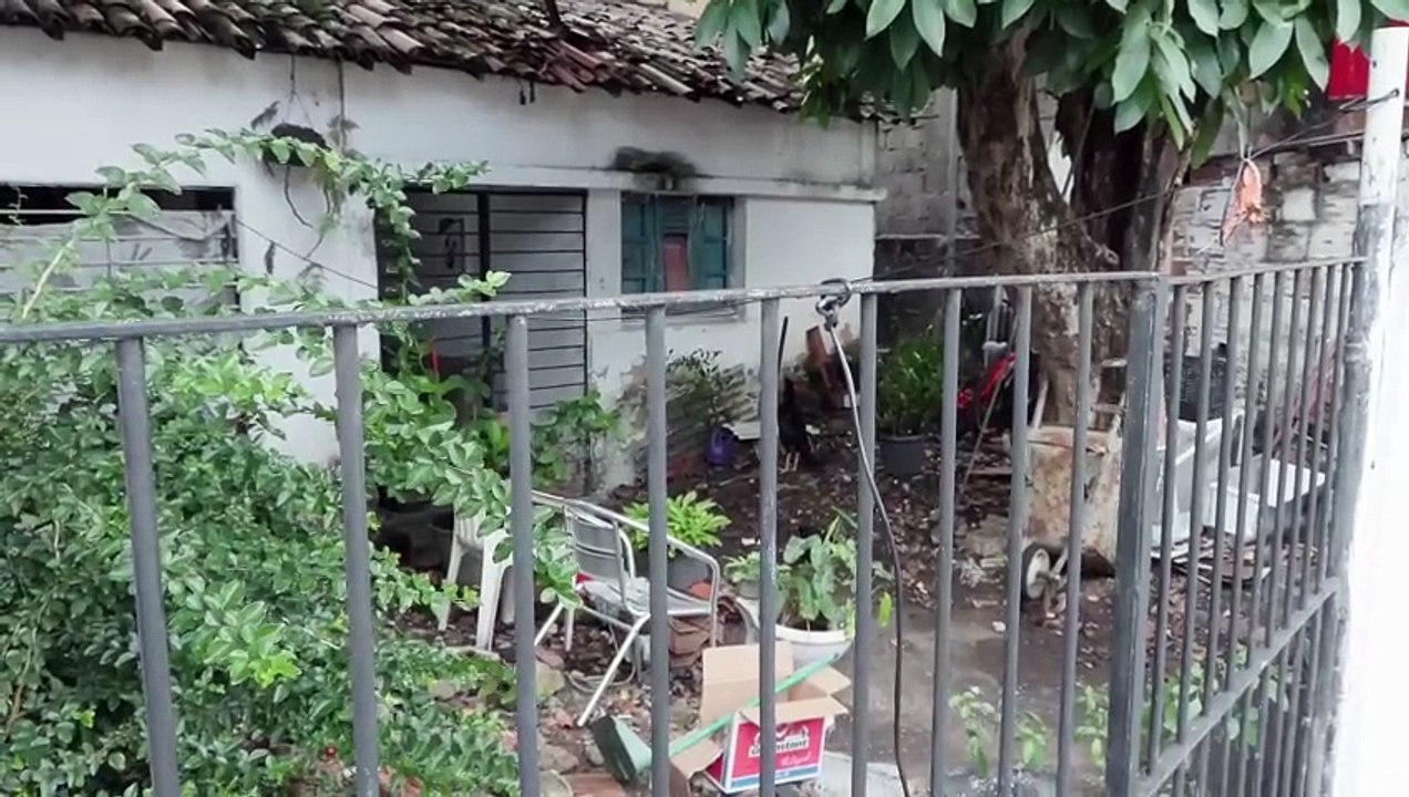 Investigação de execução brutal durante madrugada: Vítima de 23 anos recebe 40 disparos em casa e polícia suspeita de conflito entre traficantes