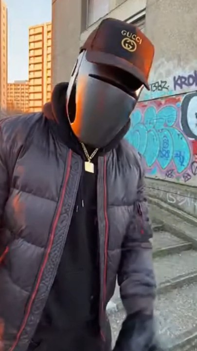 En 2050, même les robots ont trouvé leur spécialité… 🤖🤣
