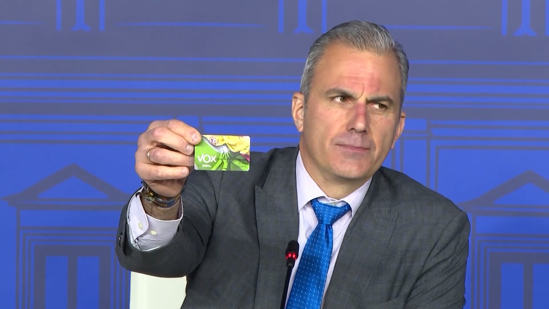 Ortega Smith muestra su carné de Vox: "Alguno dirá que a partir del cinco no se es fundador"