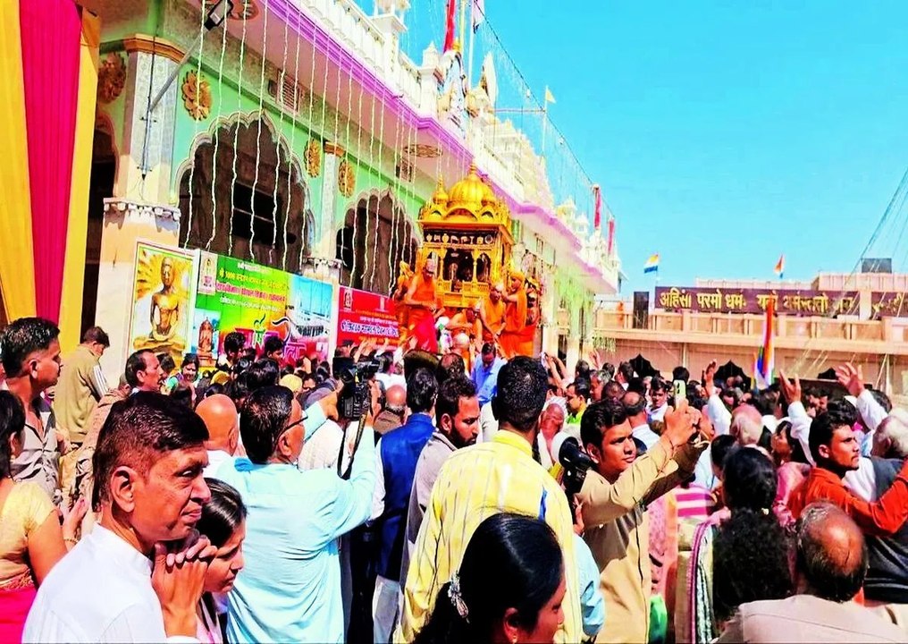 तिजारा में भगवान चन्द्रप्रभ की निर्वाण तिथि पर निकाली स्वर्ण रथयात्रा