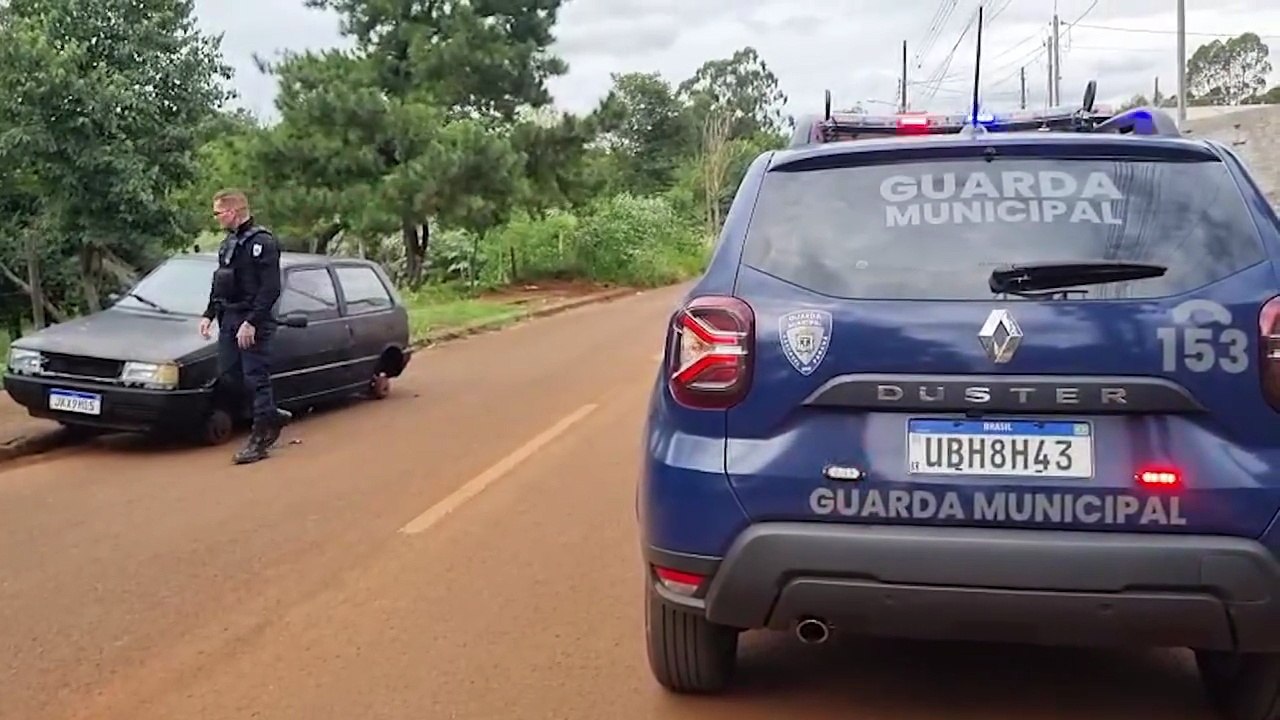 Fiat Uno com alerta de furto é encontrado depenado em rua do Cascavel Velho