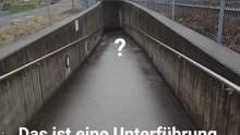 Deutsch lernen leicht gemacht! 🇩🇪In diesem Video lernst du das Wort „die Unterführung“. Ich zeige dir direkt vor Ort, was es bedeutet!🇬🇧 English: underpass / subway🇫🇷 Français : le passage souterrain🇵🇱 Polski: przejście podziemne