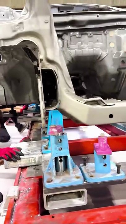 Skyline R34 has passed the 3D alignment test and is now precisely mounted on the Celette frame machine and dedicated jigs.