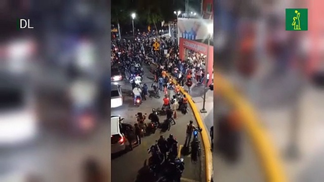 Pasajeros varados y caos por salida del metro