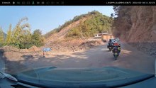 Adventure Bike: Dashcam zeigt dramatischen Unfall am Hang