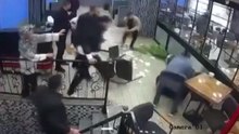 Husumetli iki grup kafede birbirine girdi, masa ve sandalyeler havada uçtu