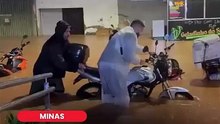 Juiz de Fora: moradores retiram moto submersa em enchente