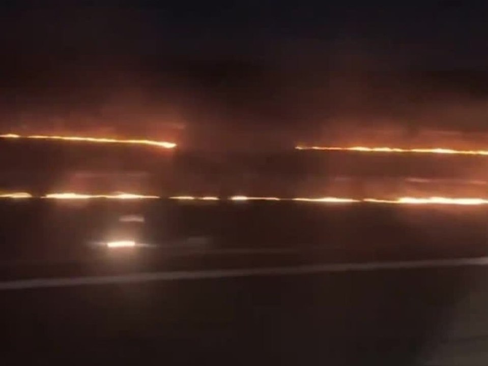 Defektes Triebwerk sorgt für Flächenbrand am Flughafen