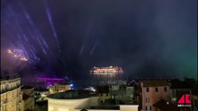 Sanremo, fuochi d'artificio per il party inaugurale del palco sul mare - Video