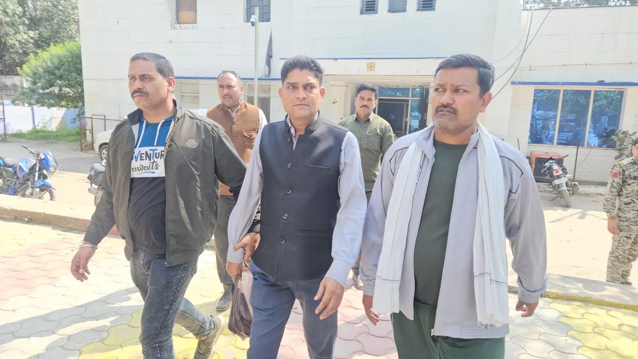 एक हजार की रिश्वत लेते हुए राजस्व निरीक्षक को ल...