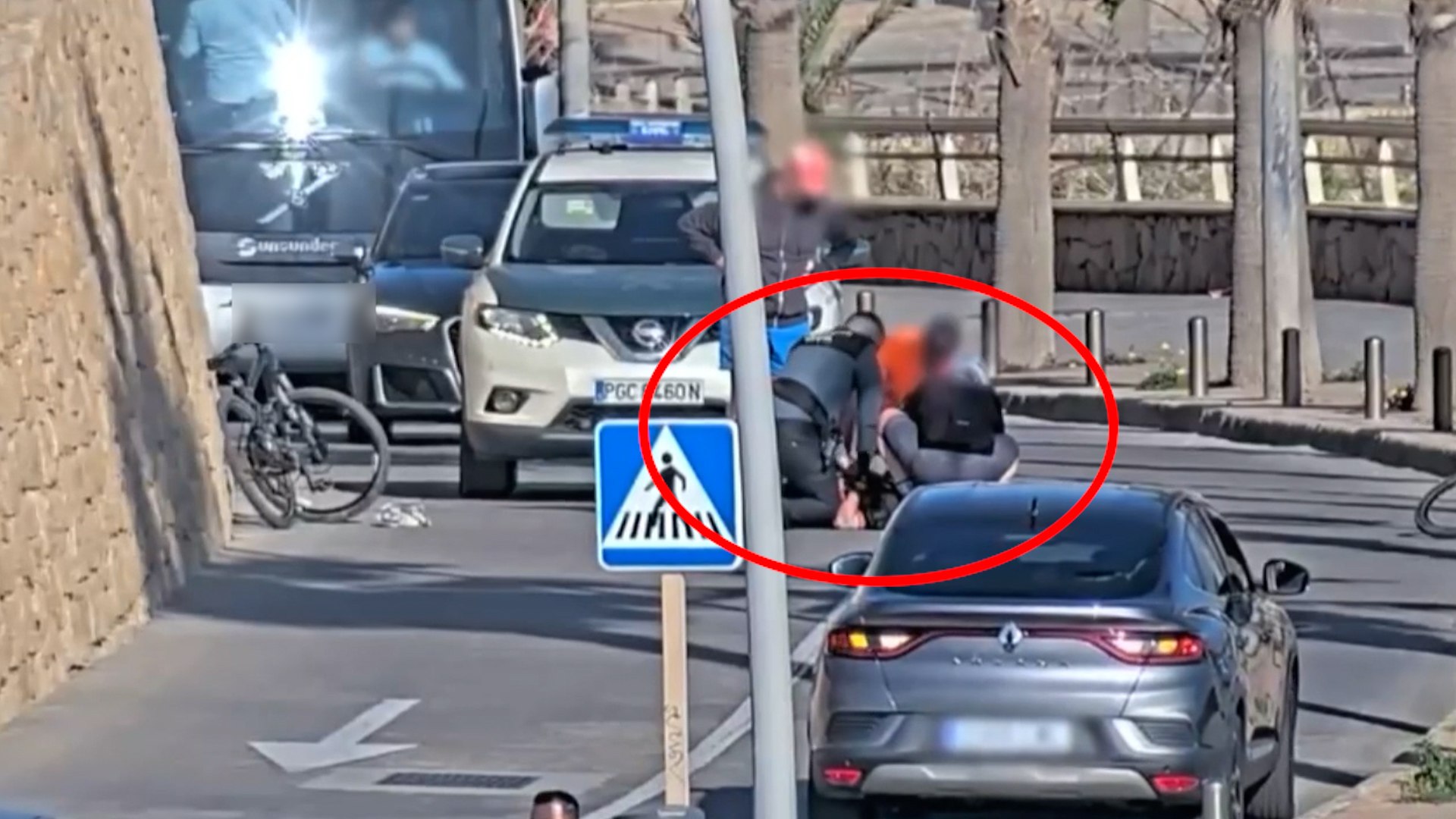 Una intervenci�n providencial de la Guardia Civil salv� la vida de un ciclista de 58 a�os el pasado s�bado en la ciudad aut�noma. Los hechos ocurrieron mientras una patrulla realizaba su recorrido habitual por la carretera de Horcas Coloradas, momento en el que los agentes avistaron a un hombre tendido en el suelo e inconsciente junto a su bicicleta.