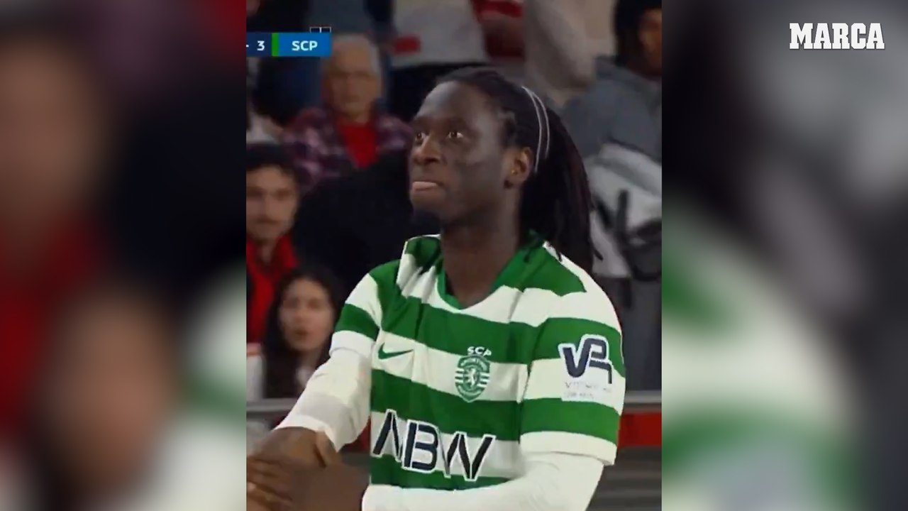 La celebración de un jugador del Sporting ante el Benfica en futsal