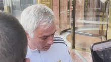 El momento en el que Mourinho abandona solo el hotel del Benfica en Madrid