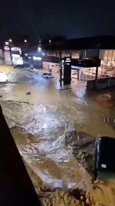 Vídeo mostra carros sendo levados por enxurrada  em Ubá, Minas Gerais