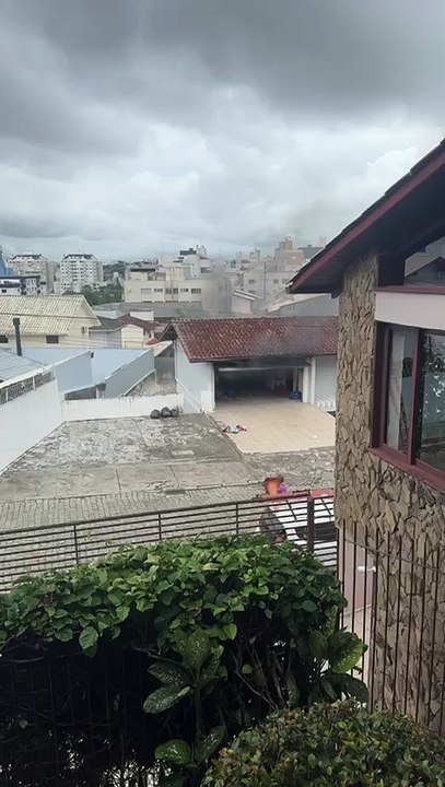 Incêndio toma conta de garagem e assusta moradores de bairro tradicional de Florianópolis