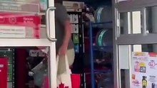 🎥🚨 En medio de los disturbios registrados tras el abat1miento de “El Mencho”, un hombre fue captado presuntamente rob@ndo en una tienda Oxxo.