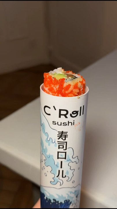 On teste C’Roll Sushi à Paris 😍✨Des sushis à manger dans un bâton poussoir ultra pratique pour manger sur le pouce en marchant dans la rue 🎉✨Et toi, tu es sauce sucrée ou salée pour les sushis ?