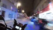 Course-poursuite à moto dans Paris