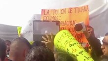Policías confontan al alcalde de Tijuana.