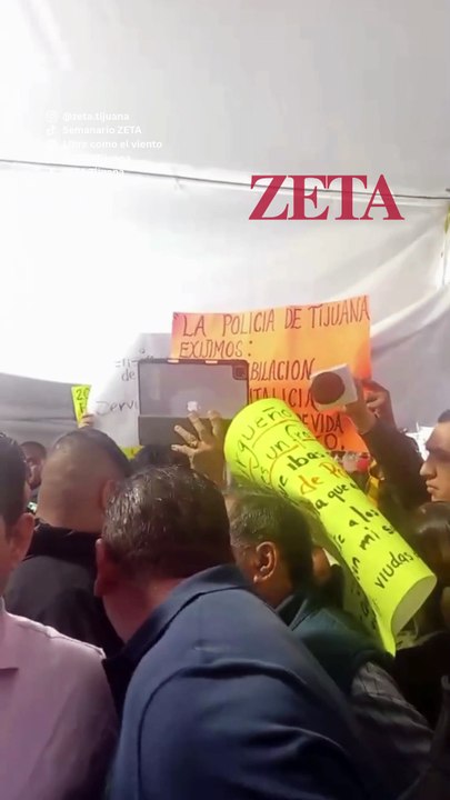 Policías confontan al alcalde de Tijuana.