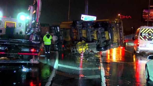 Bakırköy'de devrilen hafriyat kamyonunun şoförüne yardım etmek isteyen sürücüye otomobil çarptı