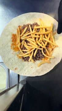 French Tacos Viande Hachée & Sauce Algérienne & Frites & Sauce Gruyère. #BR3 #Tacos #FrenchTacos #food #Foodie