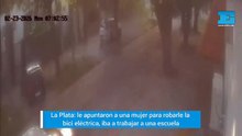 En La Plata, le apuntaron a una mujer para despojarla de su bici eléctrica: iba a trabajar a una escuela