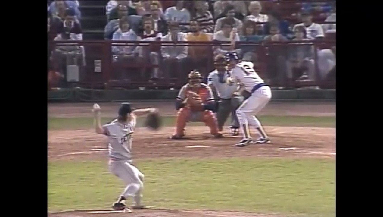 Robin Yount becomes the first Brewer to reach 1,000 RBI with a single vs Tigers (8/27/88)