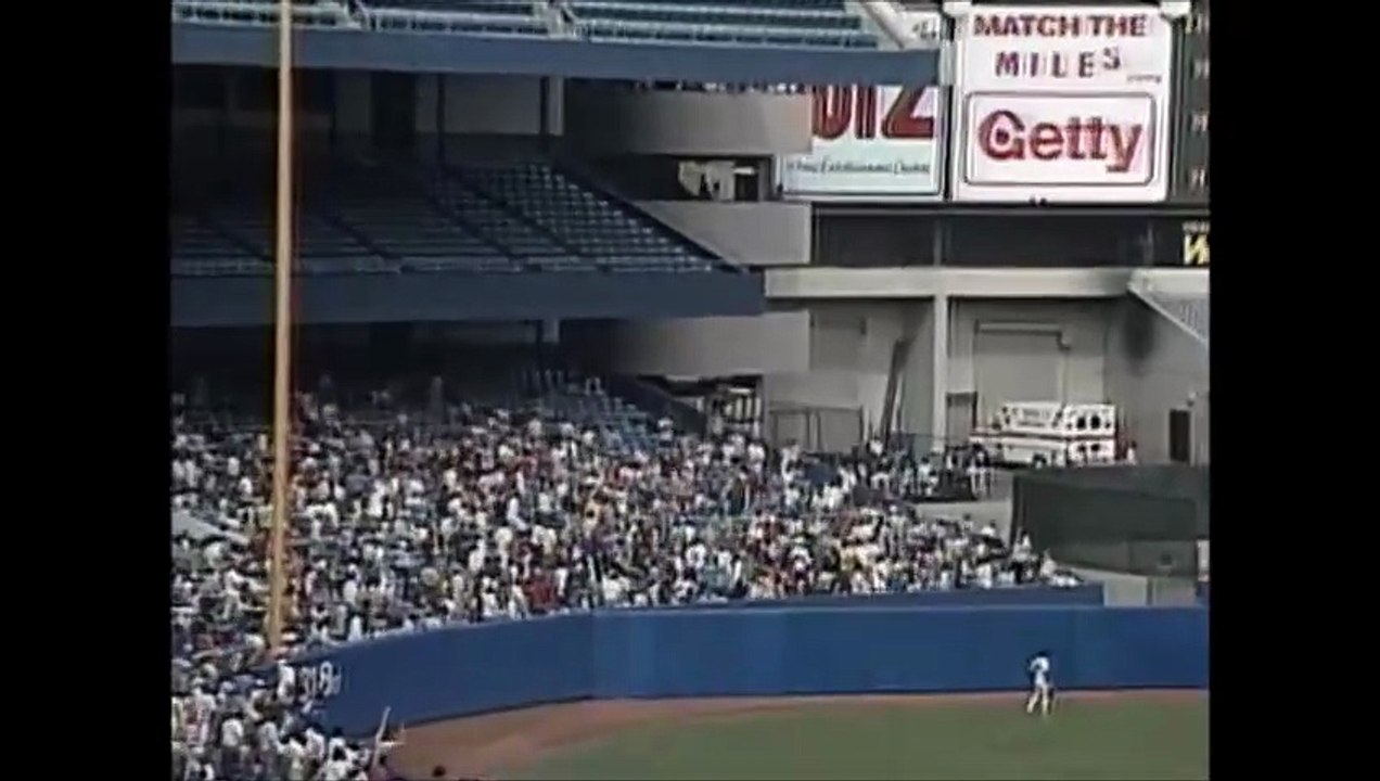 Jose Canseco belts a home run that hits the upper deck in left field at Yankee Stadium (8/24/88)
